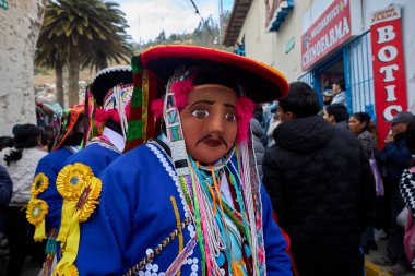 Paucartambo 'da dansçılar canlı Virgen del Carmen kutlamaları sırasında sokakları ritim, bağlılık ve neşe ile doldururken renk patladı..
