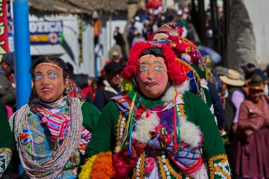 Paucartambo 'da dansçılar canlı Virgen del Carmen kutlamaları sırasında sokakları ritim, bağlılık ve neşe ile doldururken renk patladı..