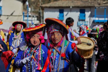 Paucartambo 'da dansçılar canlı Virgen del Carmen kutlamaları sırasında sokakları ritim, bağlılık ve neşe ile doldururken renk patladı..