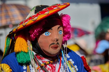 Paucartambo 'da dansçılar canlı Virgen del Carmen kutlamaları sırasında sokakları ritim, bağlılık ve neşe ile doldururken renk patladı..