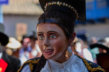 Paucartambo 'da dansçılar canlı Virgen del Carmen kutlamaları sırasında sokakları ritim, bağlılık ve neşe ile doldururken renk patladı..