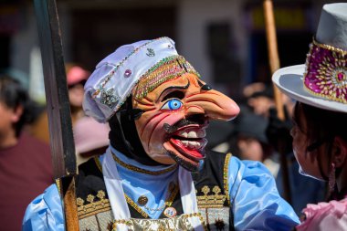 Paucartambo 'da dansçılar canlı Virgen del Carmen kutlamaları sırasında sokakları ritim, bağlılık ve neşe ile doldururken renk patladı..