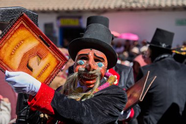 Paucartambo 'da dansçılar canlı Virgen del Carmen kutlamaları sırasında sokakları ritim, bağlılık ve neşe ile doldururken renk patladı..