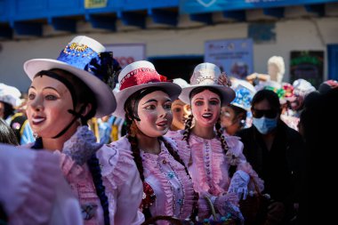 Paucartambo 'da dansçılar canlı Virgen del Carmen kutlamaları sırasında sokakları ritim, bağlılık ve neşe ile doldururken renk patladı..
