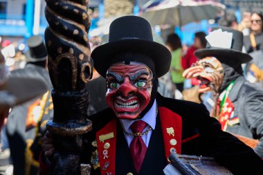 Paucartambo 'da dansçılar canlı Virgen del Carmen kutlamaları sırasında sokakları ritim, bağlılık ve neşe ile doldururken renk patladı..