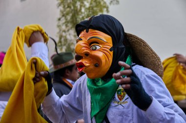 Paucartambo 'da dansçılar canlı Virgen del Carmen kutlamaları sırasında sokakları ritim, bağlılık ve neşe ile doldururken renk patladı..