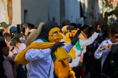 Paucartambo 'da dansçılar canlı Virgen del Carmen kutlamaları sırasında sokakları ritim, bağlılık ve neşe ile doldururken renk patladı..