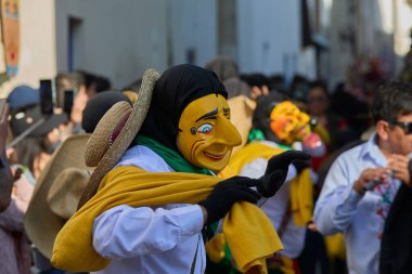 Paucartambo 'da dansçılar canlı Virgen del Carmen kutlamaları sırasında sokakları ritim, bağlılık ve neşe ile doldururken renk patladı..