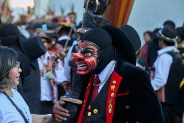 Paucartambo 'da dansçılar canlı Virgen del Carmen kutlamaları sırasında sokakları ritim, bağlılık ve neşe ile doldururken renk patladı..