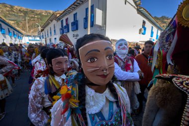 Paucartambo 'da dansçılar canlı Virgen del Carmen kutlamaları sırasında sokakları ritim, bağlılık ve neşe ile doldururken renk patladı..