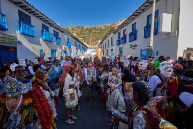 Paucartambo 'da dansçılar canlı Virgen del Carmen kutlamaları sırasında sokakları ritim, bağlılık ve neşe ile doldururken renk patladı..