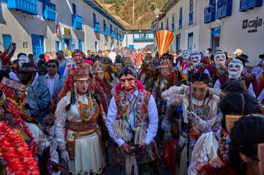 Paucartambo 'da dansçılar canlı Virgen del Carmen kutlamaları sırasında sokakları ritim, bağlılık ve neşe ile doldururken renk patladı..