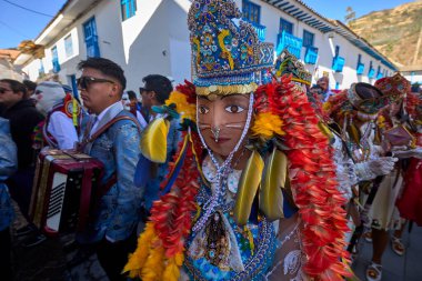 Paucartambo 'da dansçılar canlı Virgen del Carmen kutlamaları sırasında sokakları ritim, bağlılık ve neşe ile doldururken renk patladı..