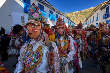 Paucartambo 'da dansçılar canlı Virgen del Carmen kutlamaları sırasında sokakları ritim, bağlılık ve neşe ile doldururken renk patladı..