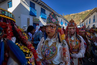 Paucartambo 'da dansçılar canlı Virgen del Carmen kutlamaları sırasında sokakları ritim, bağlılık ve neşe ile doldururken renk patladı..