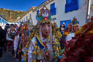 Paucartambo 'da dansçılar canlı Virgen del Carmen kutlamaları sırasında sokakları ritim, bağlılık ve neşe ile doldururken renk patladı..