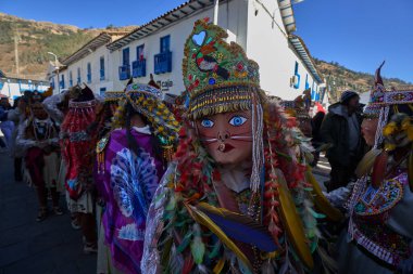 Paucartambo 'da dansçılar canlı Virgen del Carmen kutlamaları sırasında sokakları ritim, bağlılık ve neşe ile doldururken renk patladı..