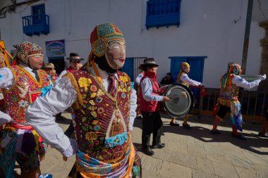 Paucartambo 'da dansçılar canlı Virgen del Carmen kutlamaları sırasında sokakları ritim, bağlılık ve neşe ile doldururken renk patladı..