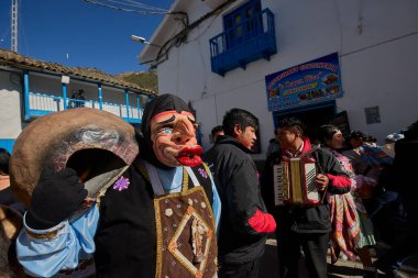 Paucartambo 'da dansçılar canlı Virgen del Carmen kutlamaları sırasında sokakları ritim, bağlılık ve neşe ile doldururken renk patladı..
