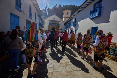 Paucartambo 'da dansçılar canlı Virgen del Carmen kutlamaları sırasında sokakları ritim, bağlılık ve neşe ile doldururken renk patladı..