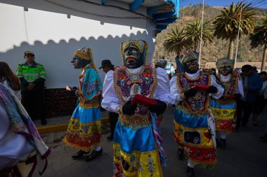 Paucartambo 'da dansçılar canlı Virgen del Carmen kutlamaları sırasında sokakları ritim, bağlılık ve neşe ile doldururken renk patladı..