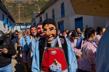 Paucartambo 'da dansçılar canlı Virgen del Carmen kutlamaları sırasında sokakları ritim, bağlılık ve neşe ile doldururken renk patladı..