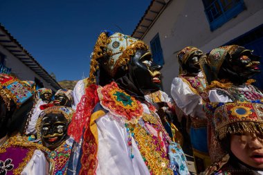 Paucartambo 'da dansçılar canlı Virgen del Carmen kutlamaları sırasında sokakları ritim, bağlılık ve neşe ile doldururken renk patladı..