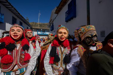 Paucartambo 'da dansçılar canlı Virgen del Carmen kutlamaları sırasında sokakları ritim, bağlılık ve neşe ile doldururken renk patladı..