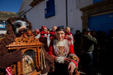 Paucartambo 'da dansçılar canlı Virgen del Carmen kutlamaları sırasında sokakları ritim, bağlılık ve neşe ile doldururken renk patladı..