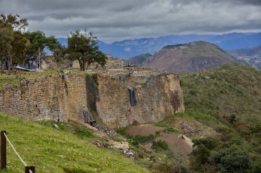 Kuelap, Chachapoya halkının kalıcı mirasını gözler önüne seriyor. Bulutlarda bir kale, tarihin ve doğanın gizemli bir uyum içinde buluştuğu yer..
