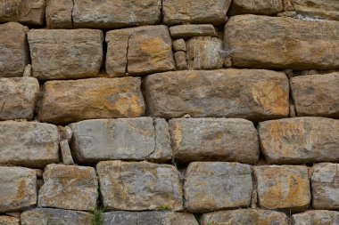 Kuelap, Chachapoya halkının kalıcı mirasını gözler önüne seriyor. Bulutlarda bir kale, tarihin ve doğanın gizemli bir uyum içinde buluştuğu yer..