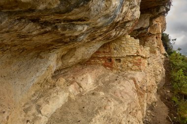 Revash 'ın boyanmış anıları Chachapoyas' ın uçurumlarına yapışmış, taş ve hafızaya kazınmış antik bir kültürün ebedi koruyucuları.