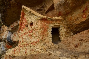 Revash 'ın boyanmış anıları Chachapoyas' ın uçurumlarına yapışmış, taş ve hafızaya kazınmış antik bir kültürün ebedi koruyucuları.