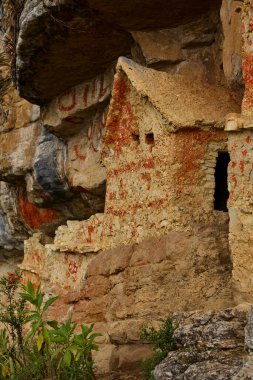 Revash 'ın boyanmış anıları Chachapoyas' ın uçurumlarına yapışmış, taş ve hafızaya kazınmış antik bir kültürün ebedi koruyucuları.