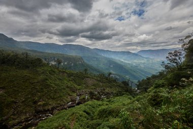 Dünyanın en yüksek şelalelerinden biri olan Gocta Şelaleleri, Peru 'nun kuzeyindeki Amazon bölgesinde yer almaktadır. Etrafı yemyeşil bulut ormanlarıyla çevrili bu uzak doğa harikası 771 metre yüksekliğinde dalgalanır.