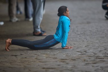 Fırtınadan önce odaklanın ve dengeyi sağlayın. Bir sörfçü kıyıya doğru uzanıyor, vücudu ve zihni La Herradura 'nın güçlü dalgalarına hazırlıyor. Chorrillos Peru.