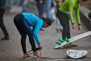 Fırtınadan önce odaklanın ve dengeyi sağlayın. Bir sörfçü kıyıya doğru uzanıyor, vücudu ve zihni La Herradura 'nın güçlü dalgalarına hazırlıyor. Chorrillos Peru.
