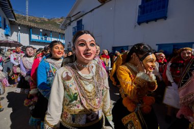 Paucartambo 'da dansçılar canlı Virgen del Carmen kutlamaları sırasında sokakları ritim, bağlılık ve neşe ile doldururken renk patladı..