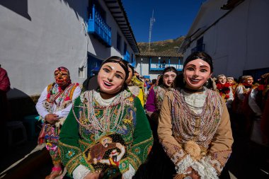 Paucartambo 'da dansçılar canlı Virgen del Carmen kutlamaları sırasında sokakları ritim, bağlılık ve neşe ile doldururken renk patladı..