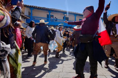 Paucartambo 'da dansçılar canlı Virgen del Carmen kutlamaları sırasında sokakları ritim, bağlılık ve neşe ile doldururken renk patladı..