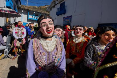 Paucartambo 'da dansçılar canlı Virgen del Carmen kutlamaları sırasında sokakları ritim, bağlılık ve neşe ile doldururken renk patladı..