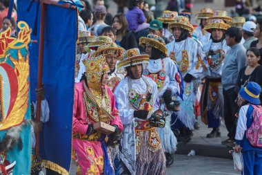 Paucartambo 'da dansçılar canlı Virgen del Carmen kutlamaları sırasında sokakları ritim, bağlılık ve neşe ile doldururken renk patladı..