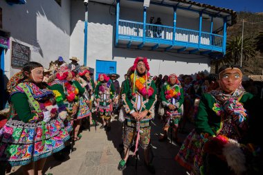 Paucartambo 'da dansçılar canlı Virgen del Carmen kutlamaları sırasında sokakları ritim, bağlılık ve neşe ile doldururken renk patladı..
