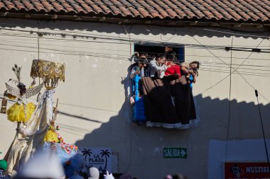 Paucartambo 'da dansçılar canlı Virgen del Carmen kutlamaları sırasında sokakları ritim, bağlılık ve neşe ile doldururken renk patladı..