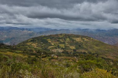 Peru, Amazonas 'taki Kuelap kalesi yakınlarındaki Andes' in altında teraslı tarlalar ve yamalı tarım arazileri var. Nesiller boyu yerel çiftçiler bu manzarayı şekillendirdi..