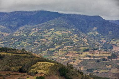 Peru, Amazonas 'taki Kuelap kalesi yakınlarındaki Andes' in altında teraslı tarlalar ve yamalı tarım arazileri var. Nesiller boyu yerel çiftçiler bu manzarayı şekillendirdi..