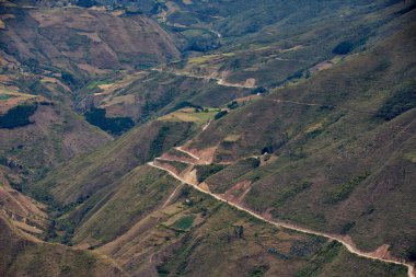 Peru, Amazonas 'taki Kuelap kalesi yakınlarındaki Andes' in altında teraslı tarlalar ve yamalı tarım arazileri var. Nesiller boyu yerel çiftçiler bu manzarayı şekillendirdi..