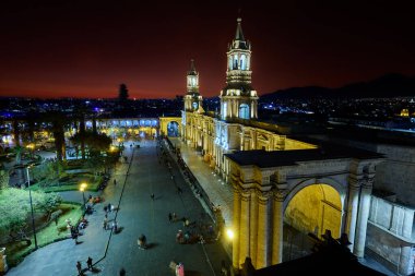 Güneş Arequipa 'daki Plaza de Armas' ın üzerinde batar ve görkemli Bazilika Katedrali 'ne altın ışık tutar. Arka planda Misti Volcano