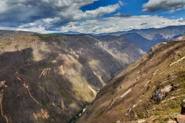 Huancas 'ın Mirador' u muazzam Sonche Kanyonu 'nu gözler önüne seriyor. Zaman tarafından oyulmuş nefes kesici bir uçurum. Saf uçurumlar, uçsuz bucaksız ufuklar..