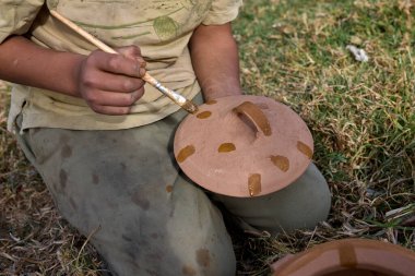 Becerikli eller, Huancas 'ın ollas de Barro' sunda basit ama sembolik desenleri takip ederek çamura hayat verir. Her işaret bir miras jesti, ateş onların ebedi güzelliklerini mühürlemeden önceki yüzyılların sanatını koruyor..